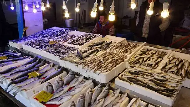 Tezgâhları farklı illerden gelen balıklar süslüyor