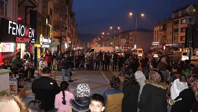 Günün yorgunluğunu sokak konserleriyle atıyorlar