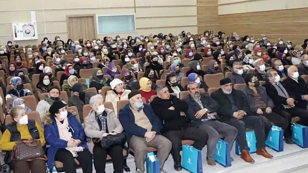 Yaşlı bireylere hafızayı güçlü tutmak için örgü ve bulmaca seti hediye edildi