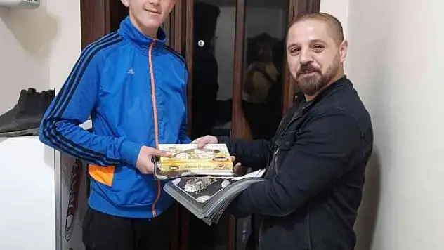 Kapı kapı gezip imsakiye ve lokum dağıttı