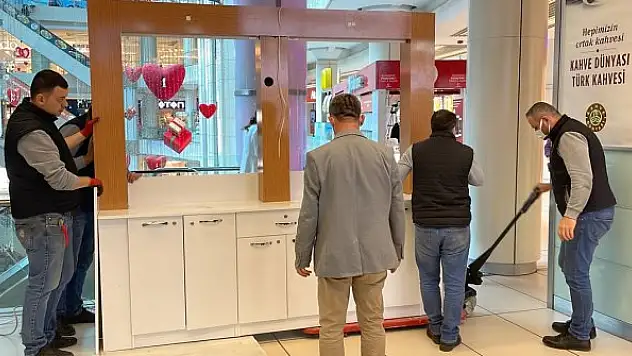 İzinsiz kurulan diş beyazlatma standı kaldırıldı