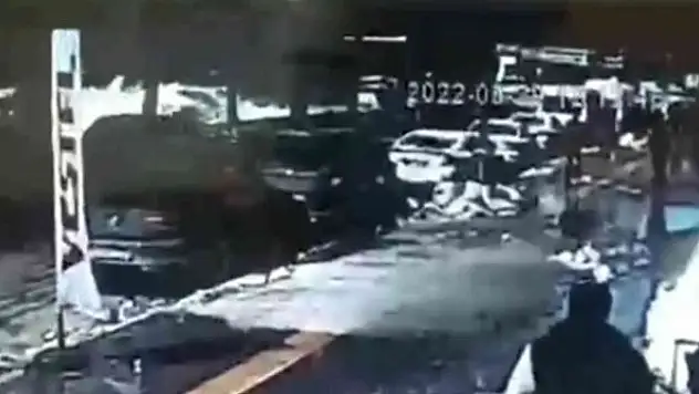 Tonlarca ağırlıktaki karın araçların üzerine düşme anı kamerada