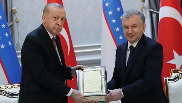 Cumhurbaşkanı Erdoğan, mevkidaşı Mirziyoyev'e Ali Şir Nevai Kulliyatı'nı hediye etti