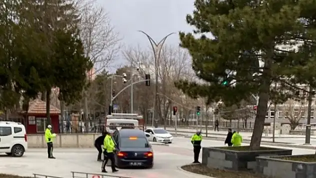 Alacağını alamayan işçi belediyenin makam aracını haczettirdi