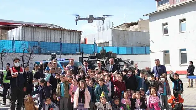 Arama kurtarma köpekleri öğrencilerin ilgi odağı oldu