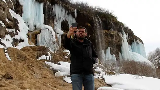 Baharda şelalede oluşan buz sarkıtları, turkuaza çalan rengiyle büyüledi