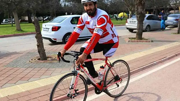 Tek bacağıyla yüzlerce kilometre bisiklet sürüyor