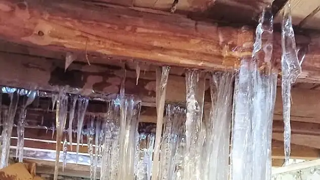 Bahar ayında yarım metre buz sarkıtı oluştu