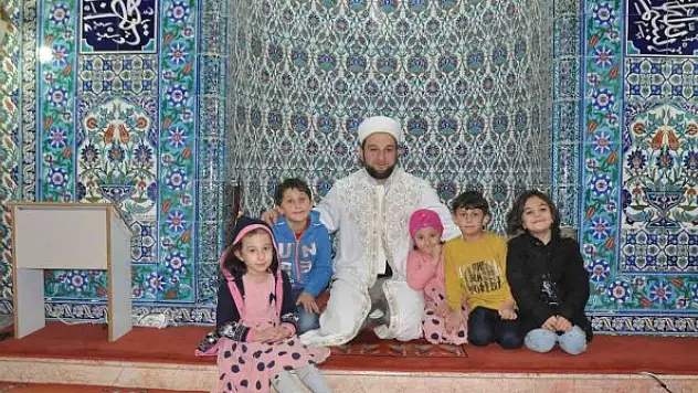 Cami imamının örnek davranışı en çok çocukları mutlu ediyor