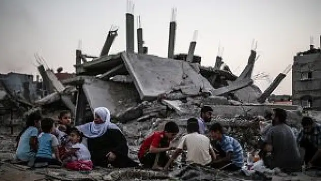 Gazze'de enkaz arasında iftar