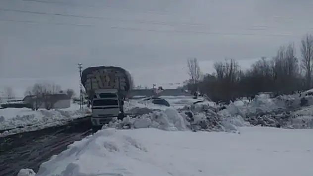 Yol açıldı, hayvanların aç kaldığı mezraya saman ulaştırıldı