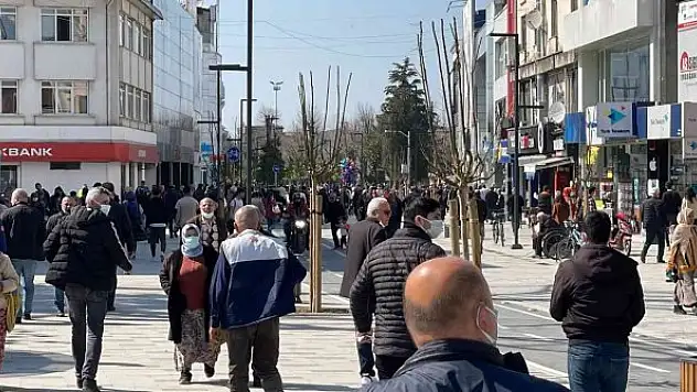 Sıcak havayı fırsat bilen vatandaşlar, caddelerde yoğunluk oluşturdu