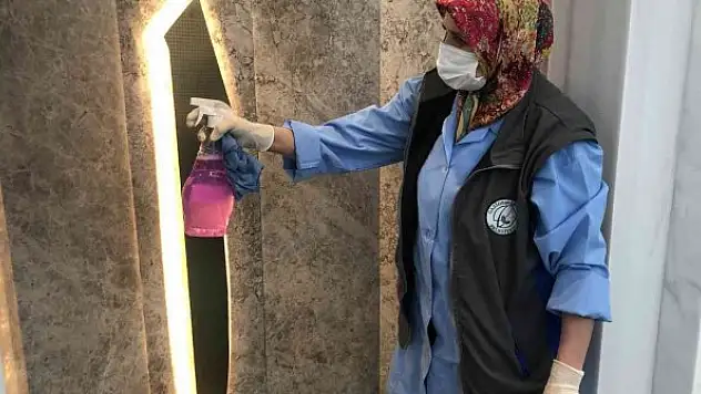 Ramazan ayı öncesi camiler gül suyuyla temizlendi