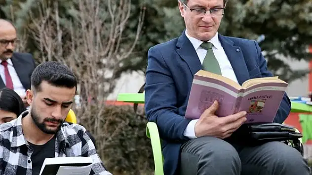 Akademisyenler ve öğrenciler kitap okuma etkinliğinde buluştu