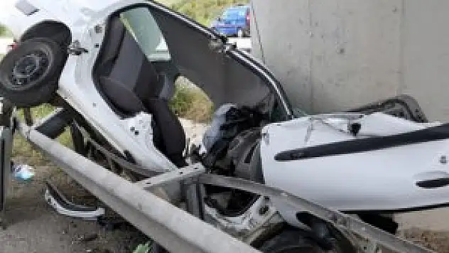 Otomobil üst geçidin ayağına çarptı: 4 ölü
