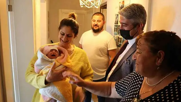 Başkan Oktay, ailelerin bebek sevincine ortak oluyor