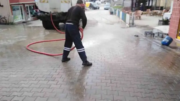 Havaların ısınması ile caddeler su ile yıkandı