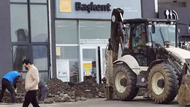 Elektrik borcu krizi inada bindi: Belediye, firmanın kapısının önünü kazdı