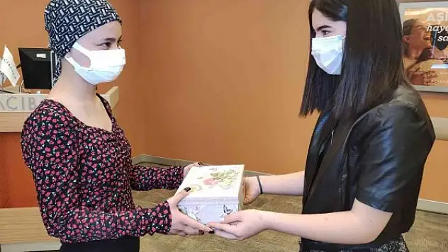 3 yıl uzattığı saçlarını peruk yaptırıp, kanser hastası genç kıza hediye etti