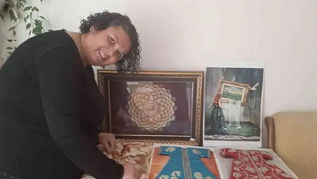 Yaptığı eserlerin geliri ile ihtiyaç sahiplerine yardımda bulunuyor