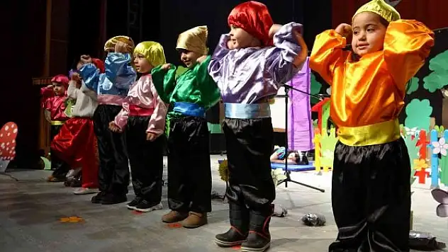 Miniklerden tiyatro gösterisi