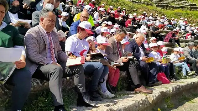 Öğrenciler kitaplarını bu kez antik kentte okudu