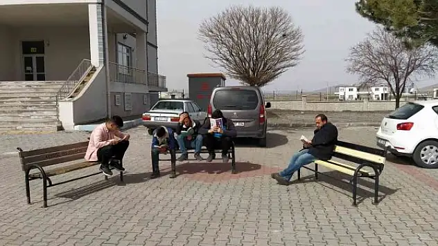 Okul bahçesinde kitap okudular