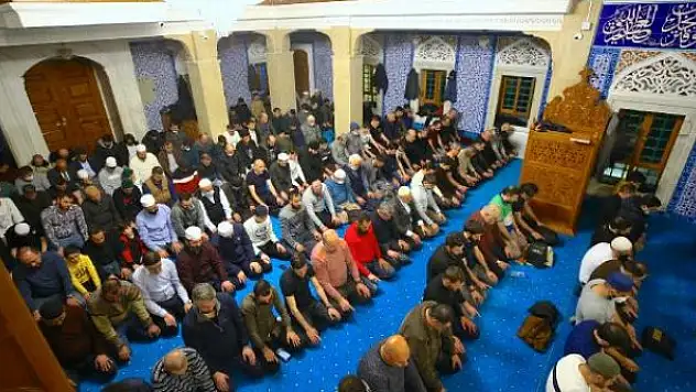 Azerbaycan'da ilk teravih namazı kılındı