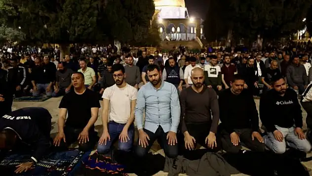 Mescid-i Aksa'da binlerce Müslüman ilk teravih namazını kıldı