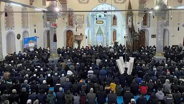 Kütahya'da ilk teravih namazında camiler doldu taştı