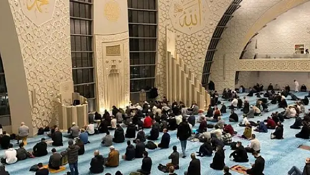 Dünyada iki yılın ardından ilk teravih heyecanı yaşandı