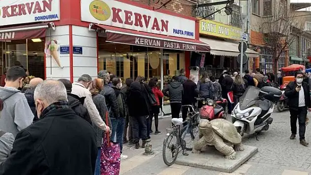 Ramazan ayının ilk gününde pide kuyruğunun sonu görünmedi