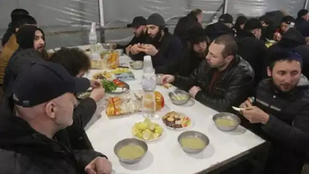 Ukrayna'da savaşın gölgesinde ilk iftar!