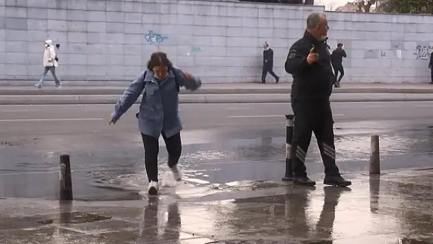 Boru patladı su dolan metro istasyonu kapatıldı