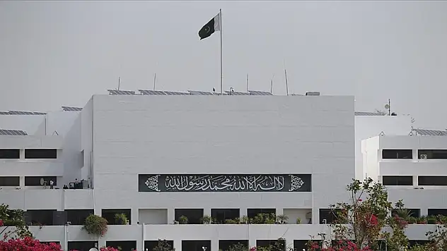 Pakistan'da Cumhurbaşkanı Meclisi feshetti
