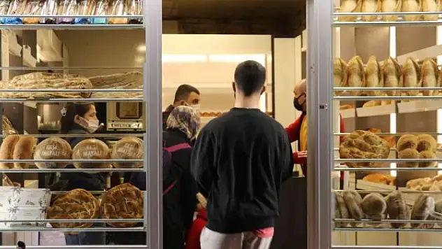 Edirne'de iftara dakikalar kala vatandaşlar ramazan pidesi almak için fırınlara koştu