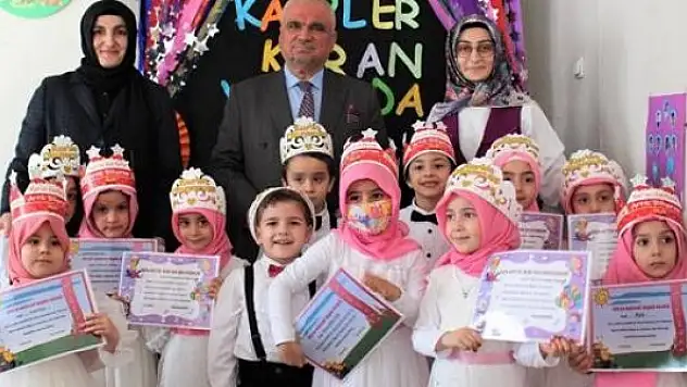 Minik öğrenciler Kur'an-ı Kerim'e geçmenin mutluluğunu yaşadı