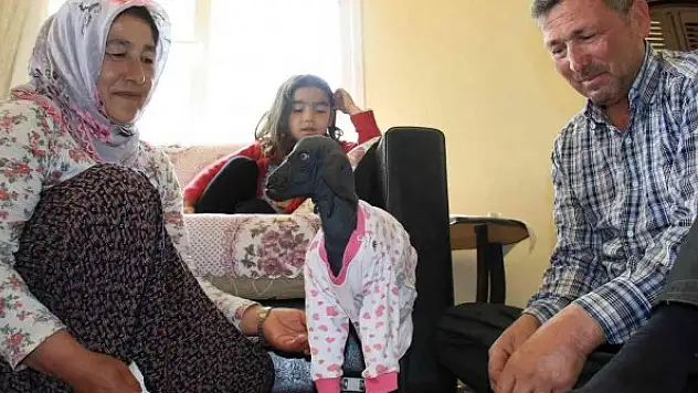 Gören şaşırdı... Tüysüz doğdu, bebek gibi bakılıyor