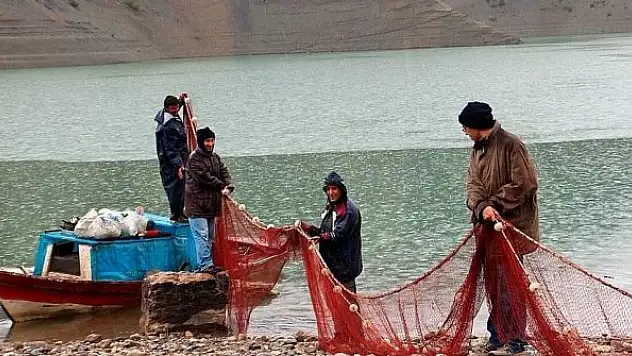 Menzelet Barajı balıkçıların ekmek teknesi