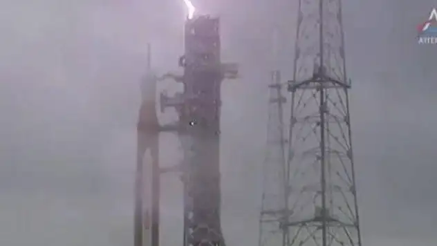 NASA'nın Mega Roket Fırlatma Pisti'ne yıldırım çarptı