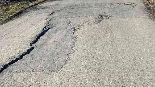 Çöken yol sürücülerin tepkisine yol açıyor