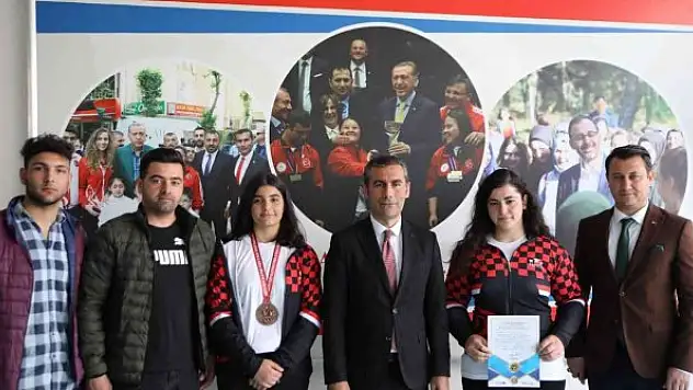 Bileğinin hakkıyla madalyasını alıp milli takıma girdi