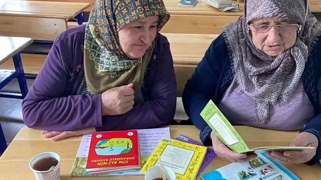 Okumanın yaşı yok! Veliler çocuk ve torunları ile aynı sıralarda kitap okuyor
