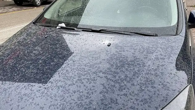 Toz taşınması nedeniyle yağmurla birlikte çamur yağdı