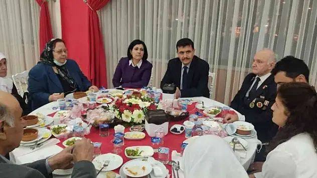 Burdurlu şehit ve gazi yakınları valilik tarafından verilen iftarda buluştu