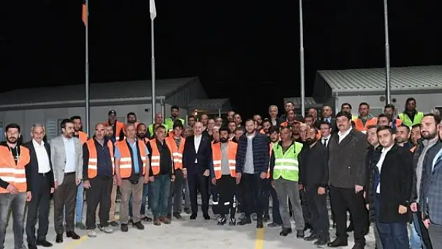 Bakan Karaismailoğlu, şantiye işçileri ve mühendislerle sahur yaptı