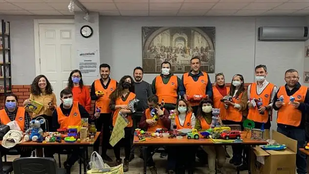 Eski oyuncakları tamir ederek çocukların yüzlerini güldürüyorlar