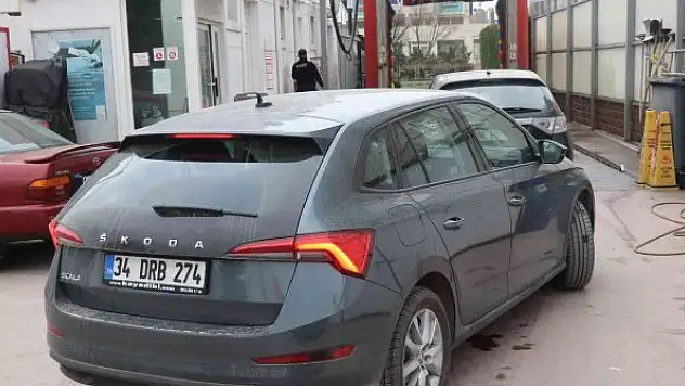 Araçların üzerine çamur yağdı