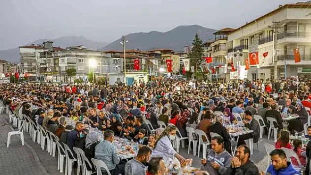 Mahalle iftarları binlerce kişiyi buluşturuyor