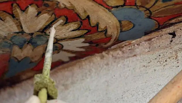 Tarihi caminin cila ile zarar verilen kalem işçiliği motifleri ortaya çıkıyor